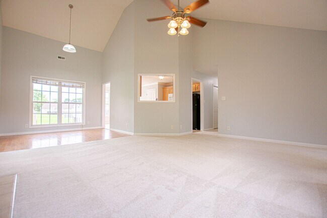 Building Photo - Three Bedroom with Bonus and Pool!