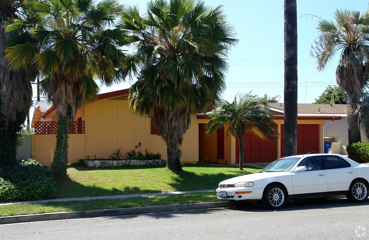 Primary Photo - 781-785 Empire Ave