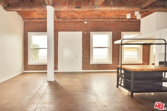 Foto del edificio - 215 W 7th St