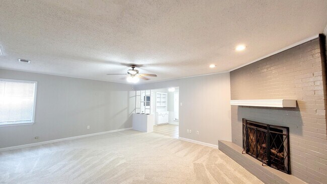 Building Photo - 2512 Vernon Dr