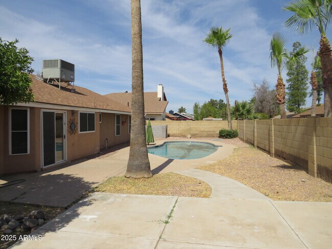 Foto del edificio - 7914 W Sweetwater Ave