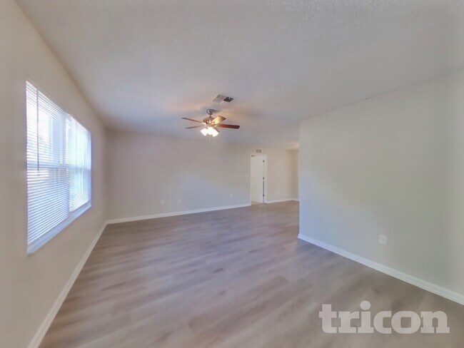 Foto del edificio - 330 Malcolm Ave