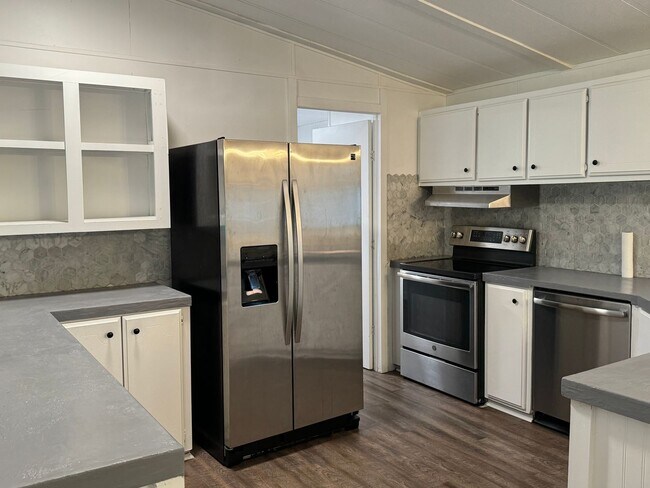 Foto del edificio - 3 bed 2 bath manufactured home on large co...