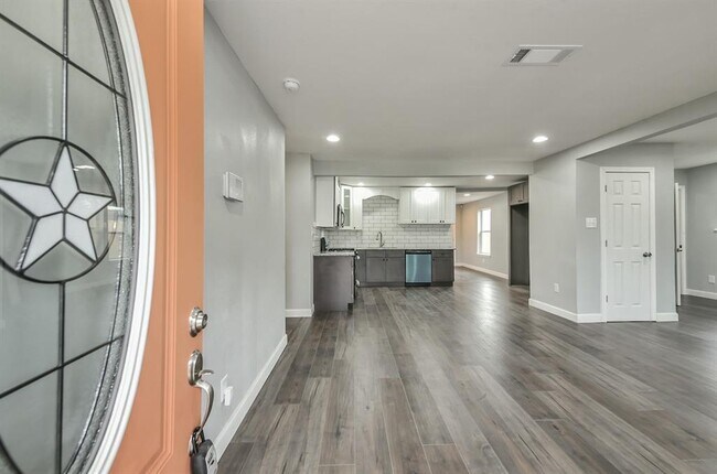 Building Photo - 10106 Cathedral Dr