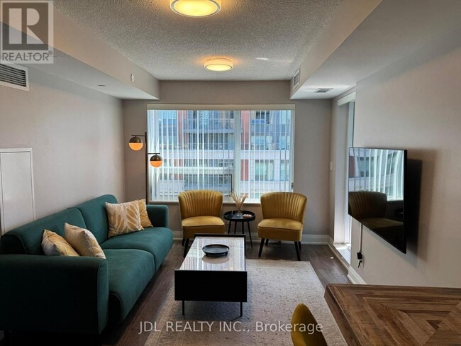Building Photo - 18 Uptown Dr
