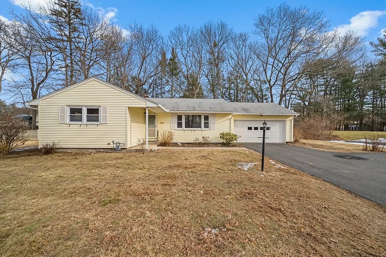 Beautiful Single Family Home for Rent in an Unbeatable Longmeadow Neighborhood! - Beautiful Single Family Home for Rent in an Unbeatable Longmeadow Neighborhood!