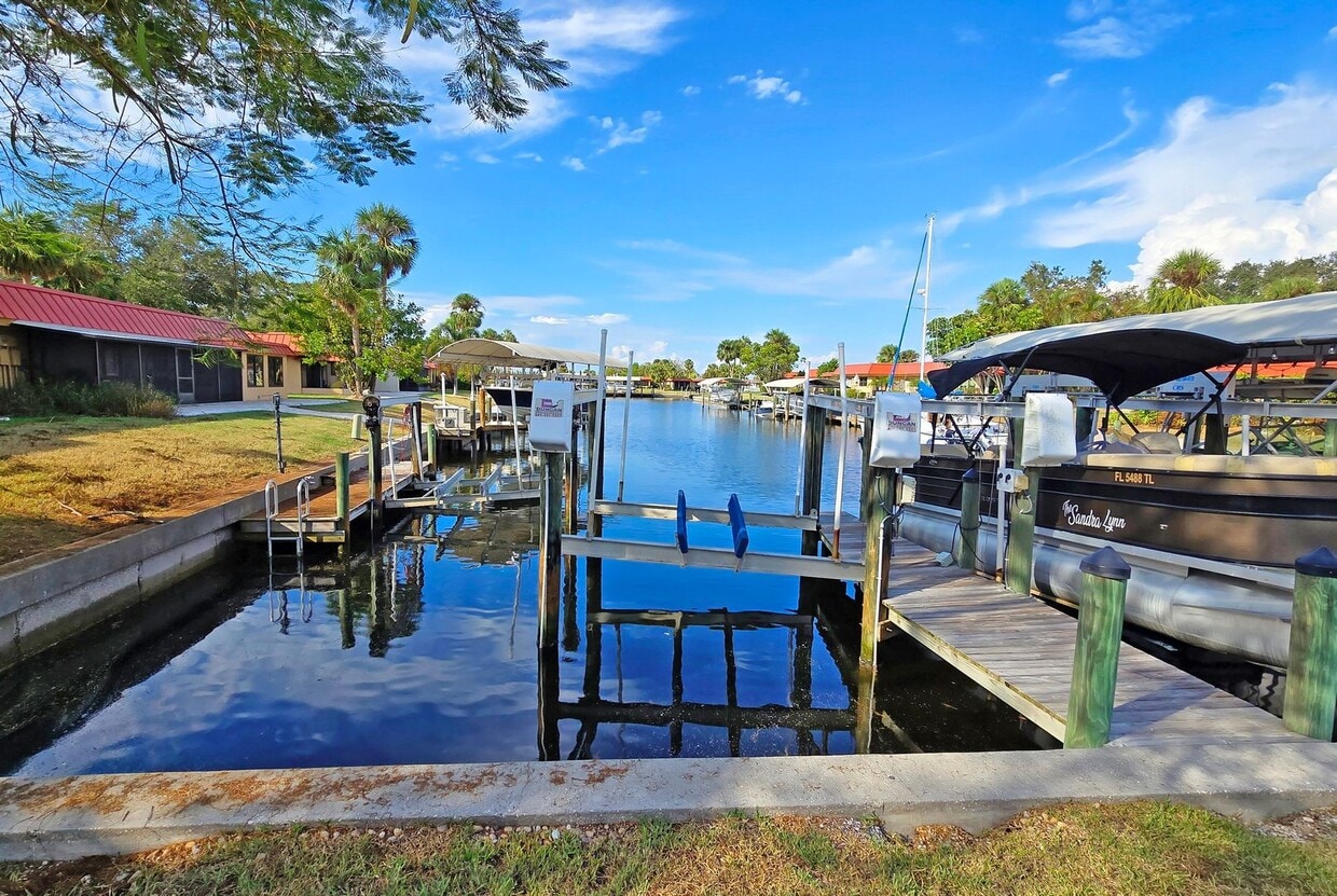 Waterfront, 2 bed 2 bath with boat dock an... - Waterfront, 2 bed 2 bath with boat dock an...