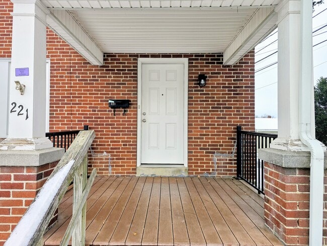 Building Photo - 221 Arch St