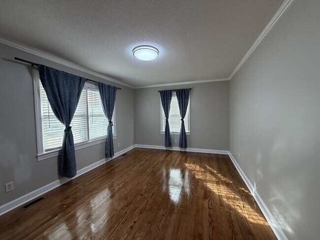 Foto del edificio - 1204 Rodgers Dr