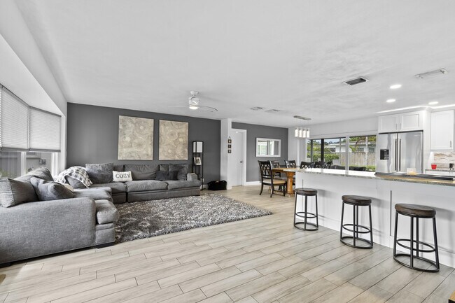 Building Photo - 9956 Dahlia Ave