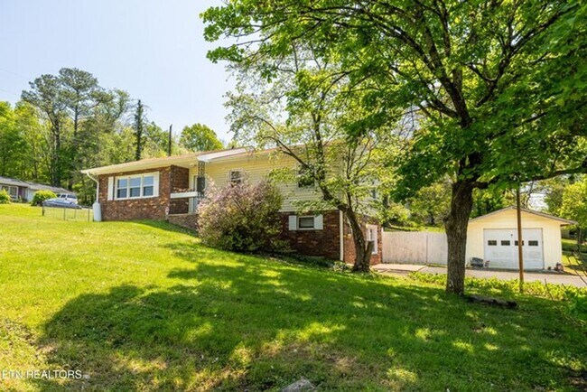 Foto del edificio - Knoxville 37921 - 3 bedroom, 1 Bath Upstairs Unit,  - Contact Troy Adams (865) 233-6949