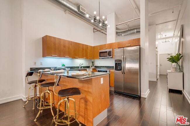 Building Photo - 645 W 9th St