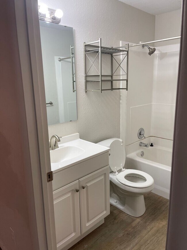 Building Photo - 426 W Babcock St