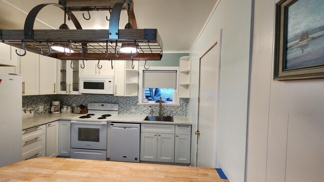 Building Photo - 122 Bear Cove