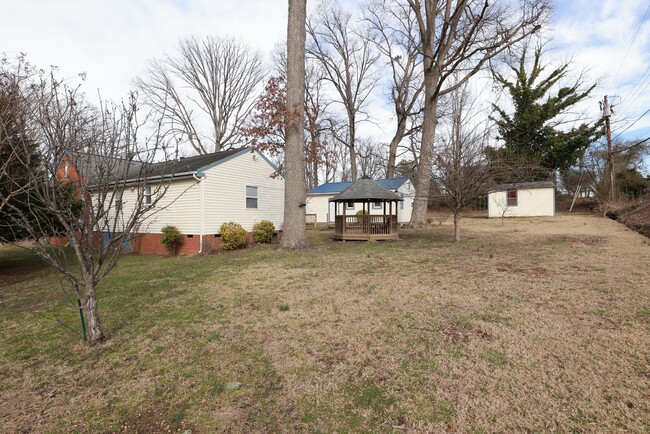 Building Photo - Spacious Brick Rancher in the heart of Tuc...