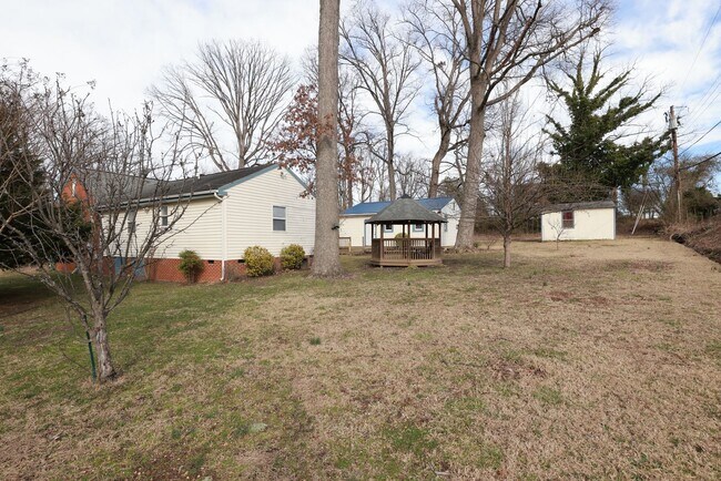 Building Photo - Spacious Brick Rancher in the heart of Tuckahoe in Westend!