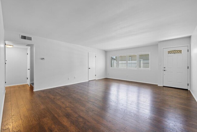 Living room - 24425 Ward St