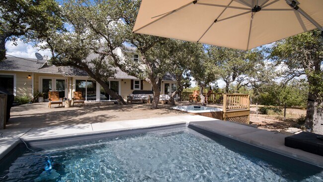 Foto del edificio - Extravagant 5 Star Vacation Home - Your Private Retreat in Hill Country, Wimberley Texas