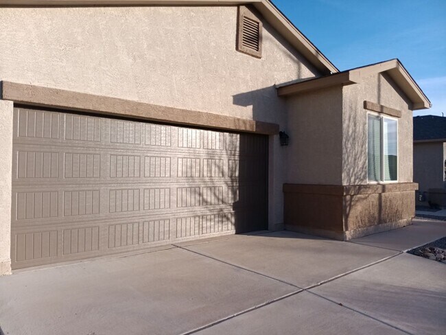 Foto del edificio - 4 Bedroom, 2 Bathroom! Lovely Home Coming Soon!