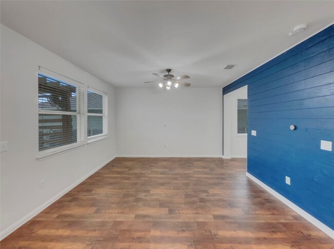 Foto del edificio - 717 Twisted Oaks Ln