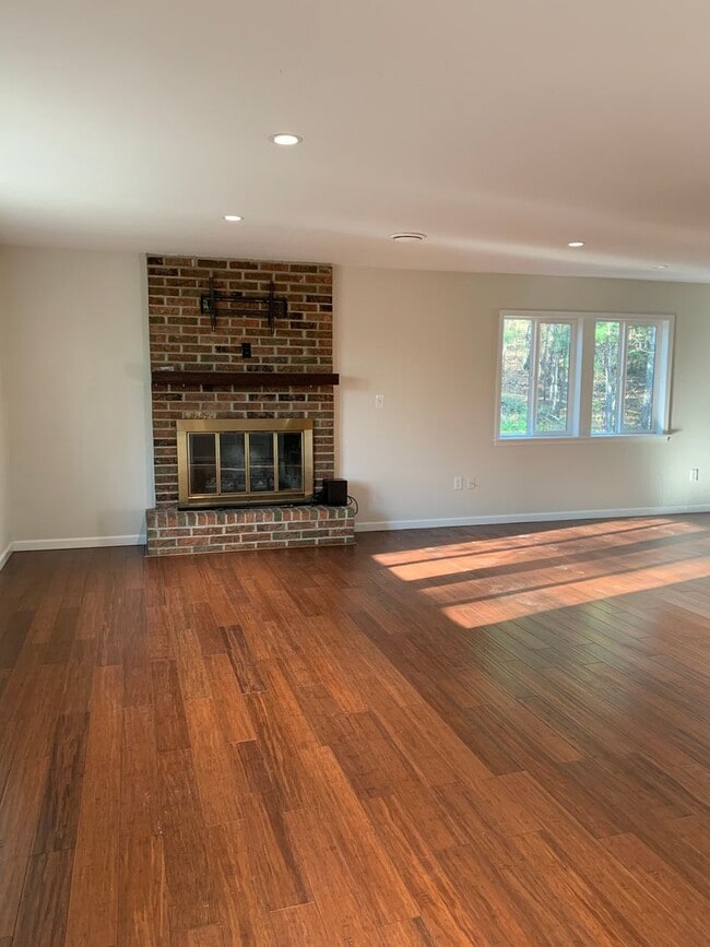 Building Photo - 3 bed 2 bath-Valley View-Surrounded by Trees!
