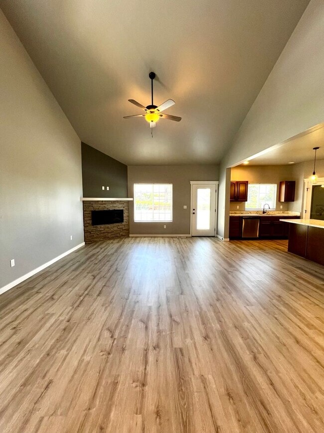 Building Photo - 7433 Saddlebrook Lp