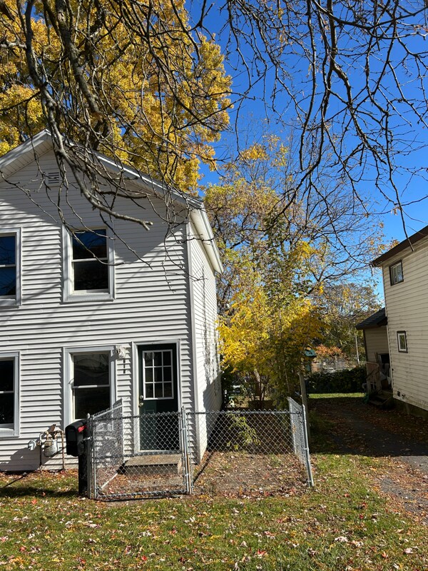 Foto del edificio - 215 W 1st St S