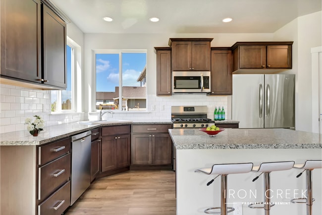 Building Photo - Beautiful 4 bed + office home backing to t...