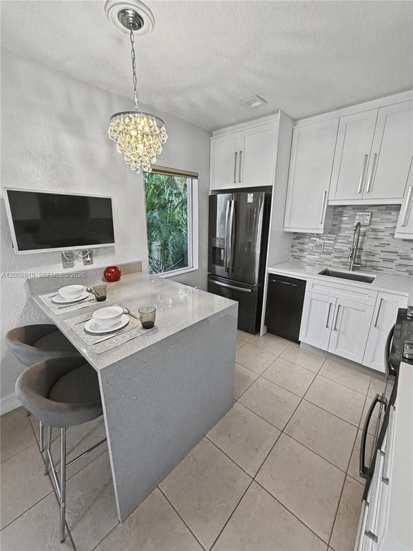 Foto del edificio - 1423 Holly Heights Dr