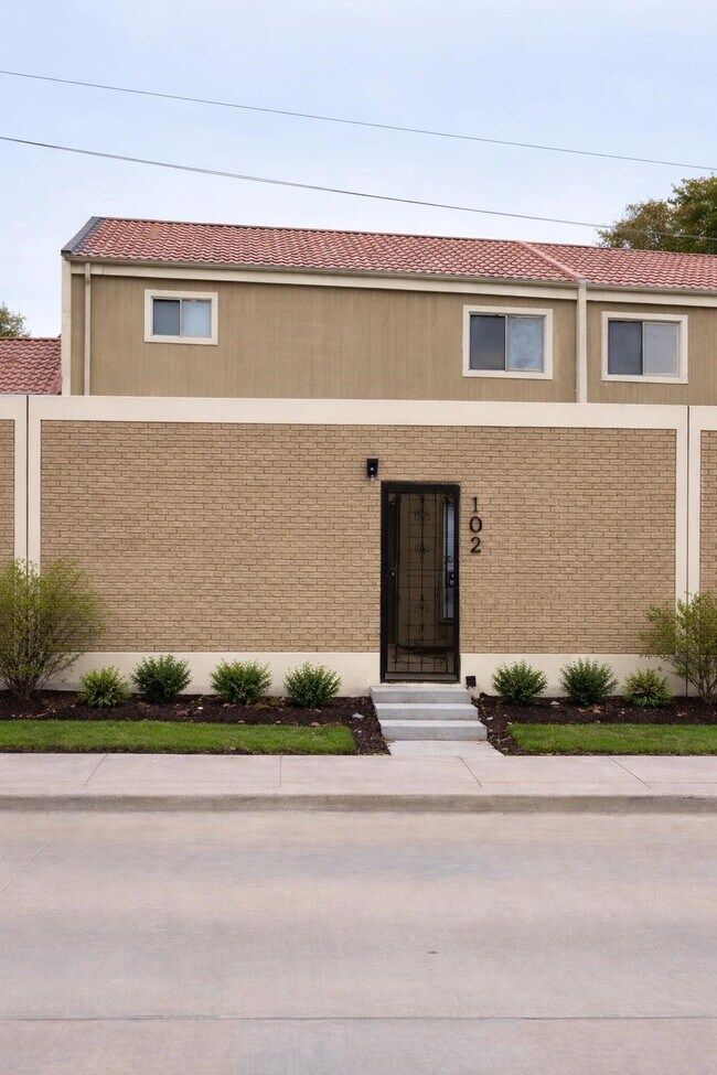 Building Photo - 800 N San Jacinto St