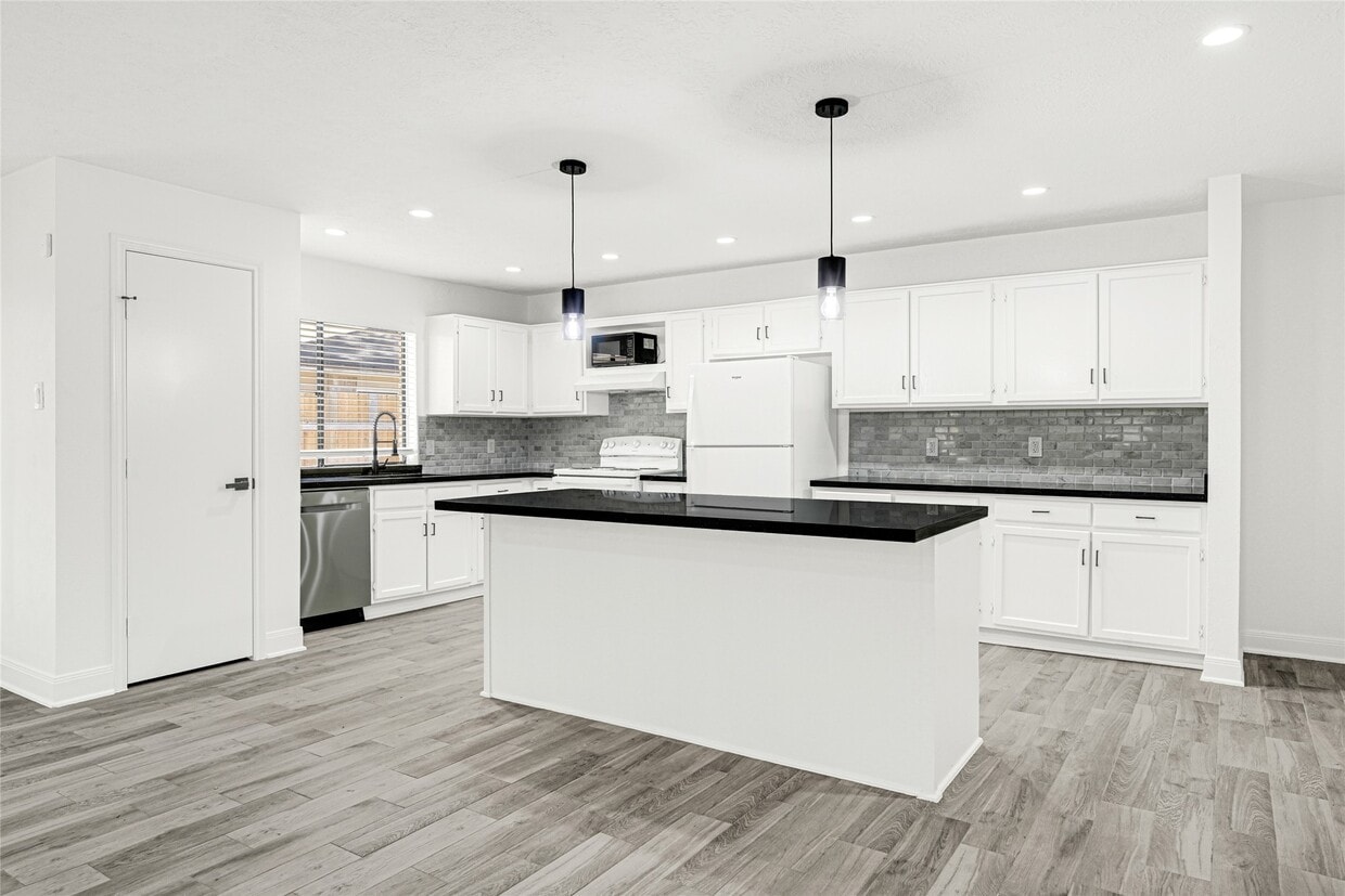 Primary Photo - 17411 Seven Pines Dr