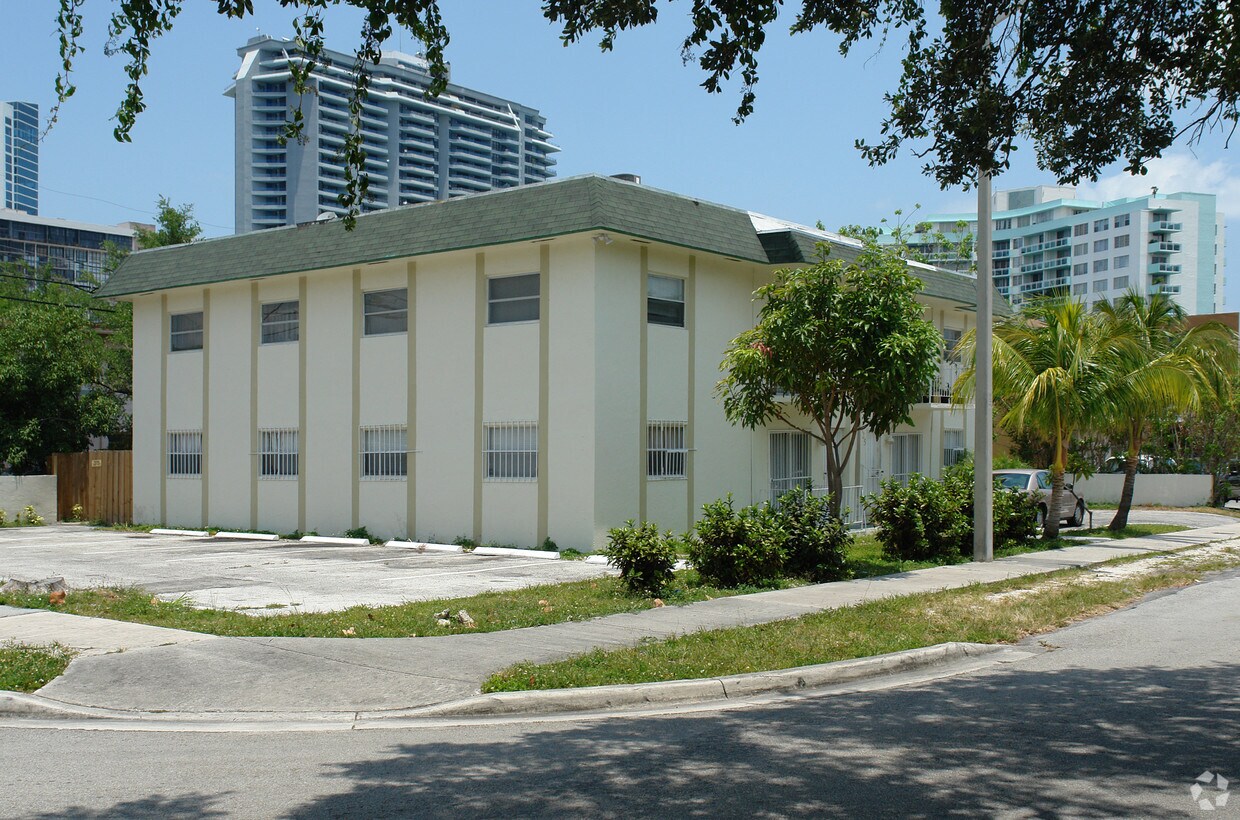 Primary Photo - 425 NE 32nd St