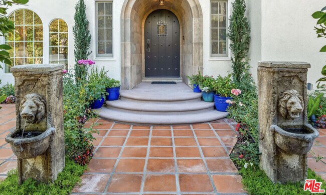 Foto del edificio - 748 S Cloverdale Ave