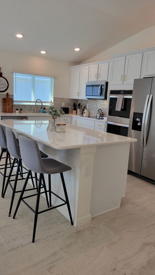 Building Photo - Annual Turnkey furnished 4/2 newer SFH wit...