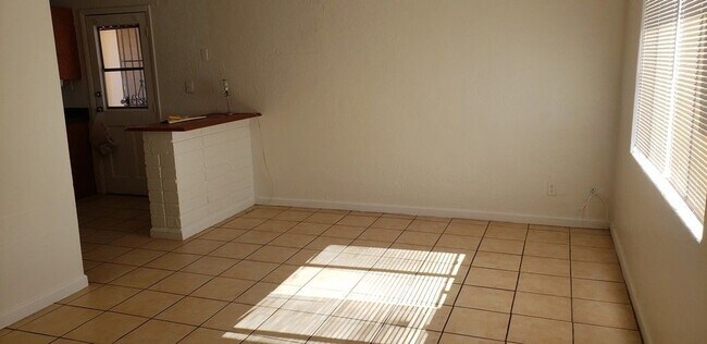 Foto del edificio - 114 W Riley Dr