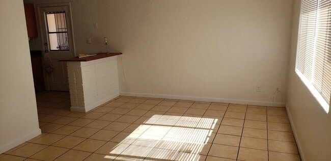 Photo - 114 W Riley Dr House