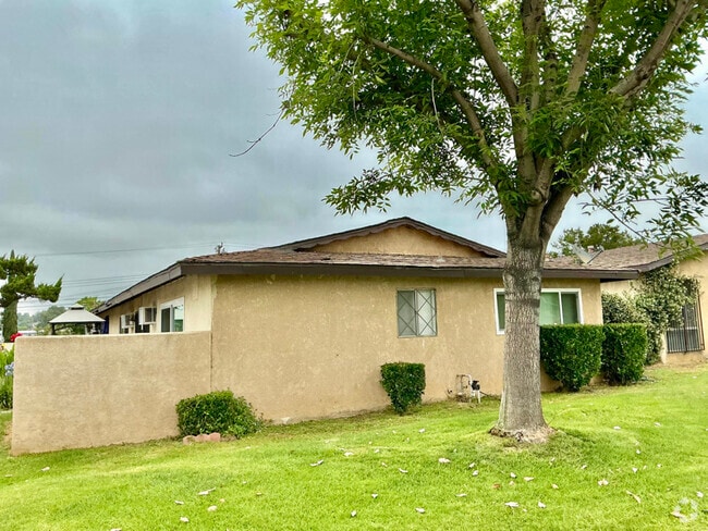 Building Photo - 1167 E Badillo St