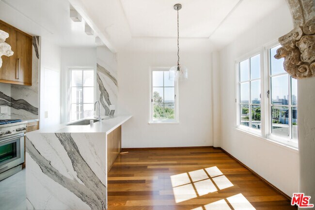 Foto del edificio - 1302 N Sweetzer Ave