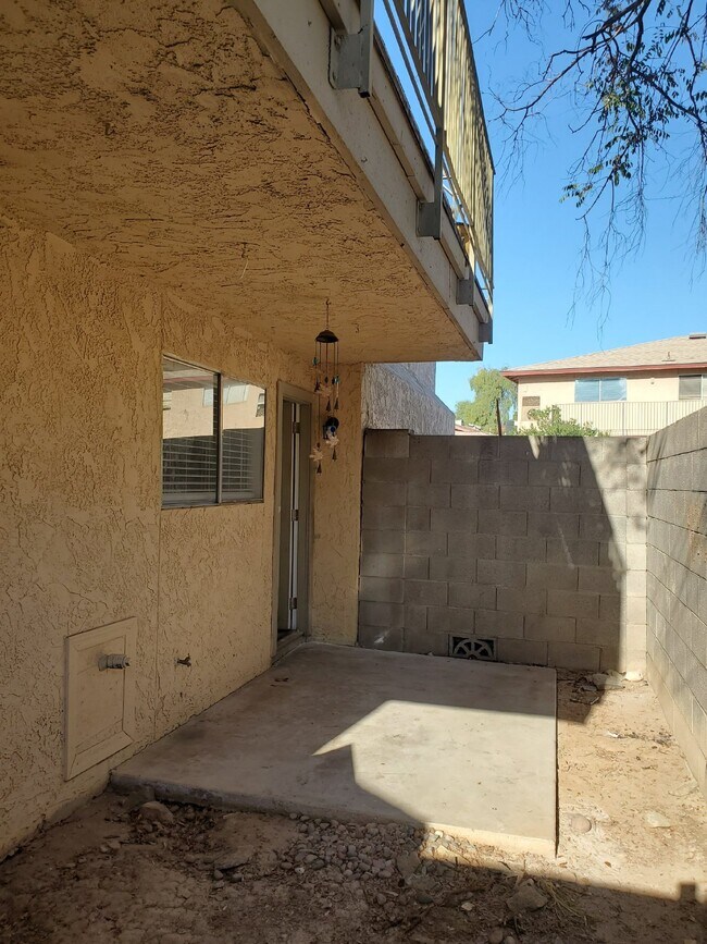 Building Photo - COMING UP! Charming 2-Bed, 1-Bath Apartment!