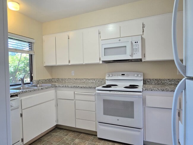 Building Photo - Nice and Spacious 2 Story End-Unit Townhom...
