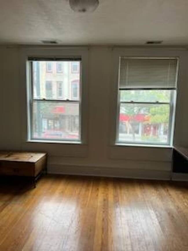 Foto del edificio - 145 E Front St