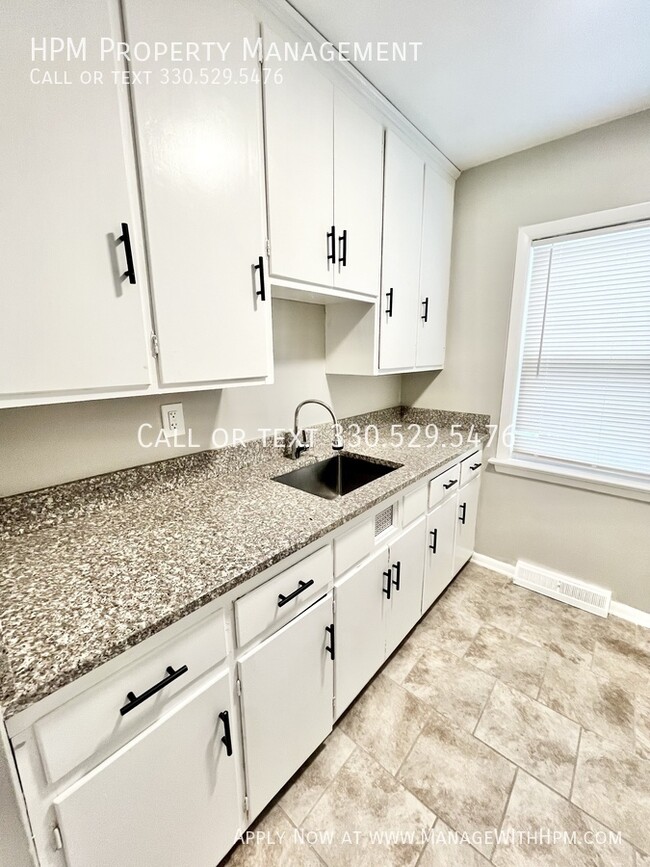 Building Photo - Remodeled one-bedroom apartment. First mon...