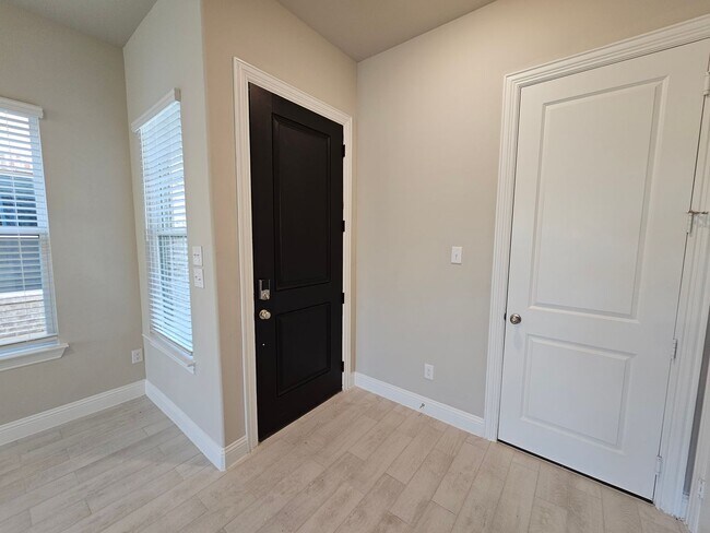 Foto del edificio - RECENTLY BUILT. Absolutely Adorable...