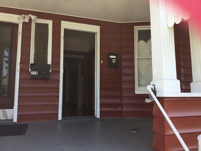 Building Photo - 712 Bishop Ave