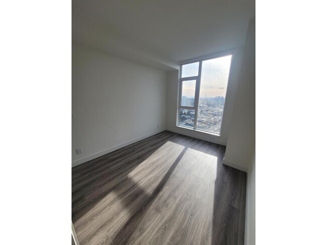 Photo du bâtiment - 10750-1135A 135a St