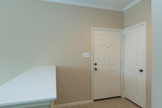 Building Photo - 6607 Lake Woodlands Dr