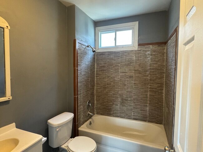 Baño - 2393 Main St