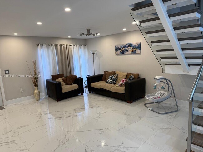 Foto del edificio - 6512 Kendale Lakes Dr