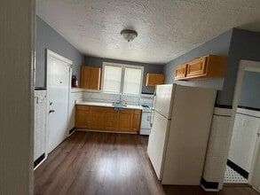 Building Photo - 565 E Elm St