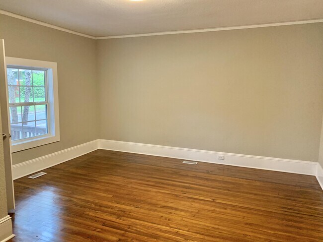 Building Photo - 6 W 5th St